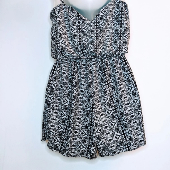 Romper Eye Candy Size Small Soft, Lined Pockets, Adjustable Straps - Picture 2 of 7